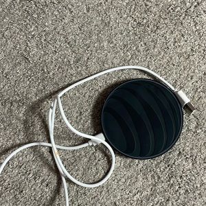 WIRELESS CHARGER WITH CHARGER WORKS FOR BOTH SAMSUNG AND IPHONE